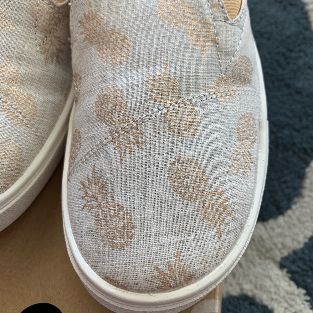 🍍Brand New! Limited edition pineapple toms!!🍍